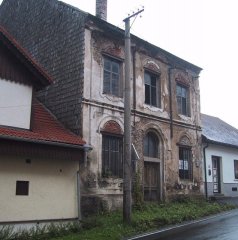 synagoga před opravou s inzerátem na prodej