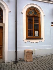 okno u vchodu