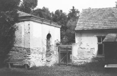 obřadní síň (vlevo) a hrobnický domek (vpravo) před opravou