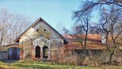 obřadní síň a vstupní brána, pohled ze hřbitova