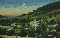 dobová pohlednice vsi s kostelem (v pozadí)
