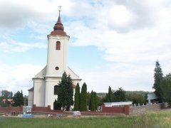 pohled na kostel zepředu s částí opravené ohradní zdi