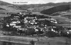 dobová pohlednice vsi s kostelem