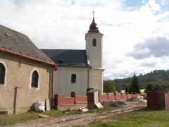 pohled na kostel zleva s částí opravené ohradní zdi