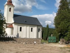 pohled na kostel zprava s částí opravené ohradní zdi
