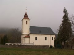 pohled zprava a opravenou ohradní zeď