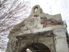 detail průčelí hrobky