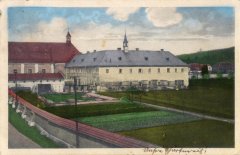 klášter na dobové pohlednici