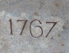 letopočet 1767 na zadní straně