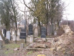 hřbitov s částí ohradní zdi