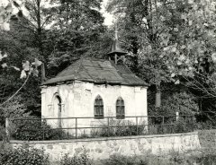 chátrající kaple