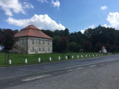 pohled na zámek a kapli v pozadí