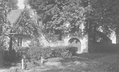 starší foto hřbitova (vlevo domek správce, za zdí hřbitova márnice)