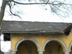 detail poškozené střechy