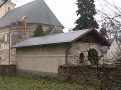 pohled zezadu zleva - nová střecha