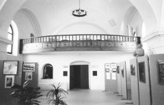 opravený interiér s ženskou galerií