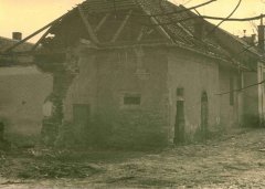 historické foto kostela (vzadu, budova v popředí je právě bouraná synagoga)