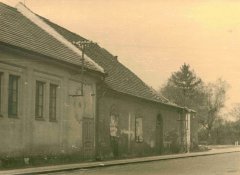 historické foto kostela (vlevo, budova vpravo je právě bouraná synagoga)