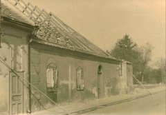 historické foto kostela (vlevo, budova vpravo je právě bouraná synagoga)