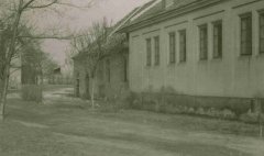 historické foto kostela (vpravo, budova vlevo je právě bouraná synagoga)