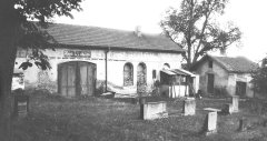 obřadní síň před opravou - pohled ze hřbitova