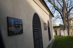 pravá stěna s pamětními deskami