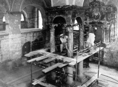 čtyřsloupí bimy při obnově synagogy