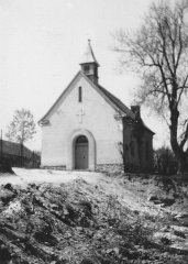historické foto kaple a za ní vrchol zvoničky
