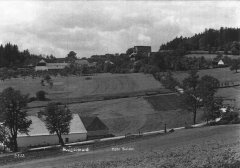 dobová pohlednice vsi s kostelem