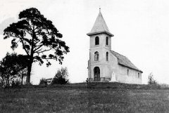 původní kaple ještě s věží a křížem před ní