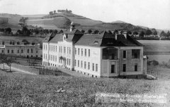 pohled na nemocnici s Křížovou horou v pozadí