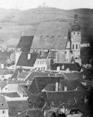 pohled na město s Křížovou horou v pozadí
