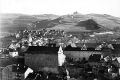 pohled na město s Křížovou horou v pozadí