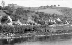 domky u Vltavy s Křížovou horou v pozadí