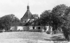 kaple na dobové pohlednici