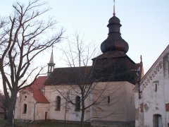 pohled zleva na kostel a zvonici