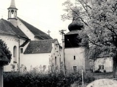 starší foto kostela a zvonice