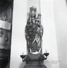 pohled do interiéru - socha Madony
