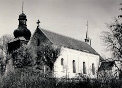 starší foto kostela a zvonice
