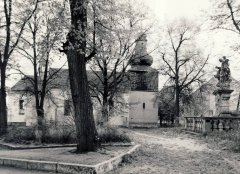 starší foto kostela a zvonice