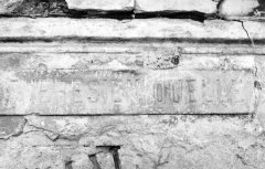 detail nápisu "Theresien Quelle" nad vchodem