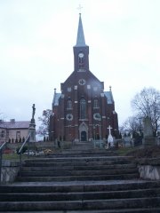 průčelí kostela s přístupovým schodištěm