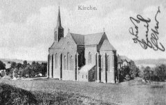 dobová pohlednice vsi s kostelem - výřez