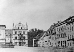 historické foto kaple (vlevo)