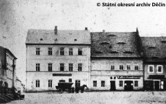 náměstí, kde kaple stála - část schodiště kaple vlevo
