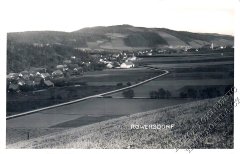 starší foto vsi s kostelem (vpravo v pozadí)