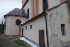 opravený přístavek u pravé stěny