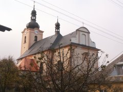 pohled zezadu zprava - nové střechy