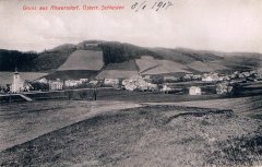 starší pohlednice vsi s kostelem (vlevo)