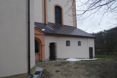 opravený přístavek u pravé stěny